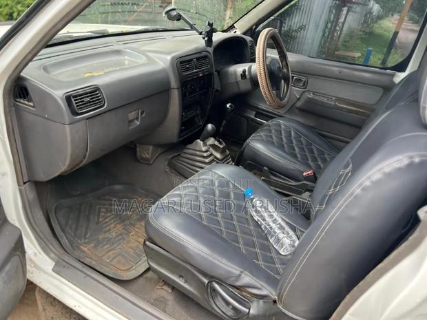 Nissan Hardbody 2005 White