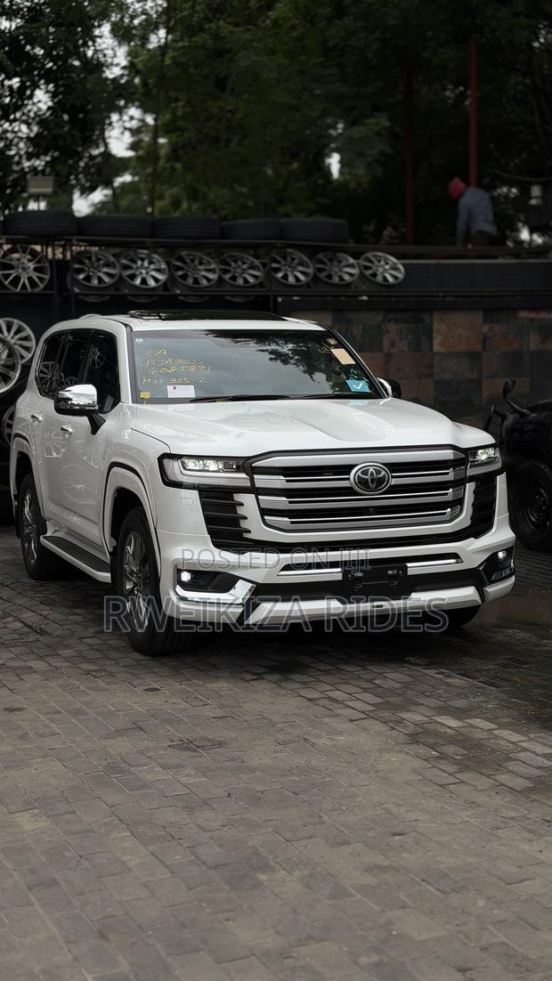 Toyota Land Cruiser LC300 2024 White