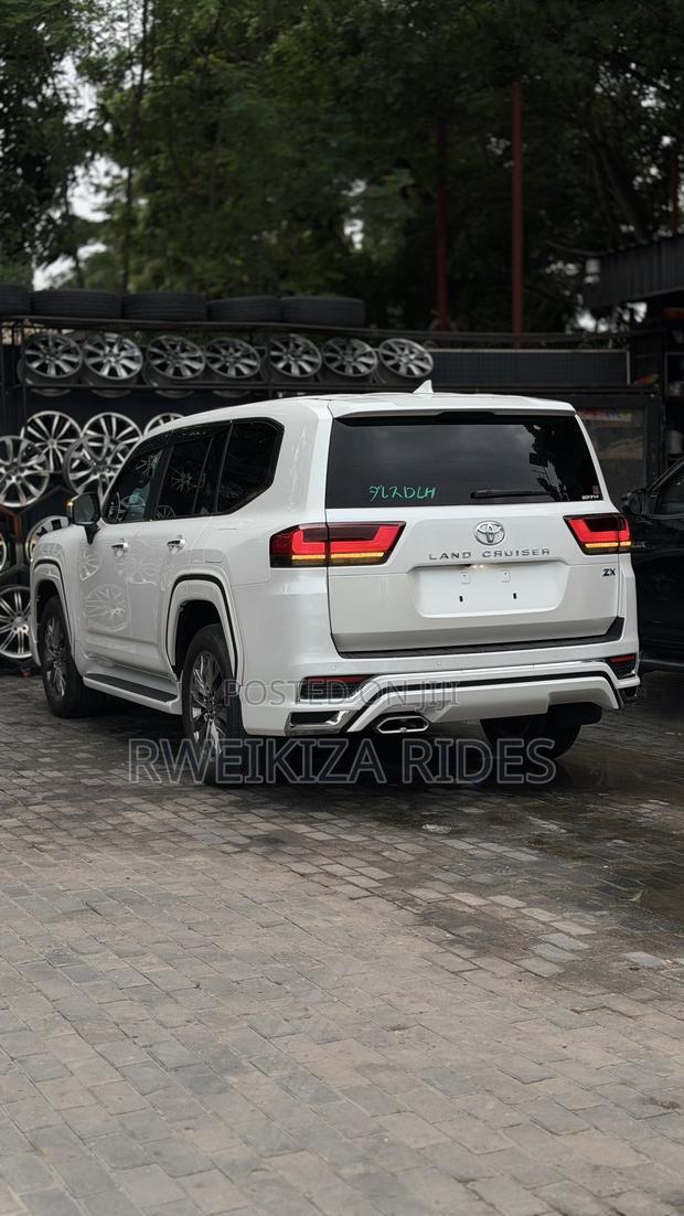 Toyota Land Cruiser LC300 2024 White