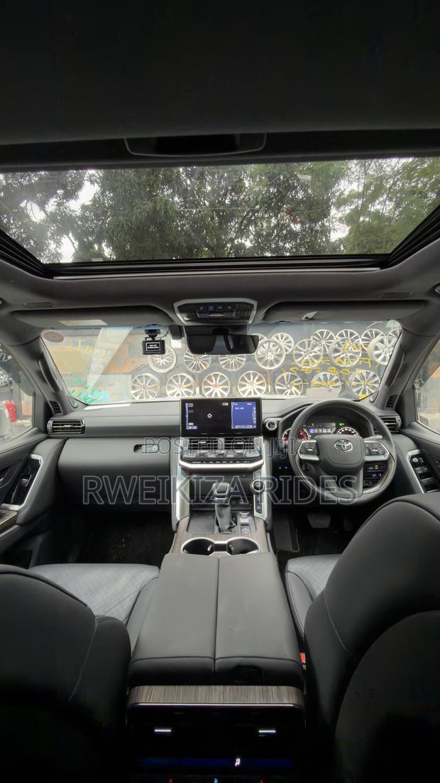 Toyota Land Cruiser LC300 2024 White