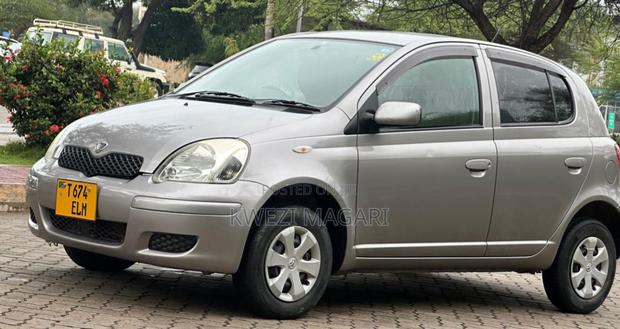 Toyota Vitz 2005 Silver
