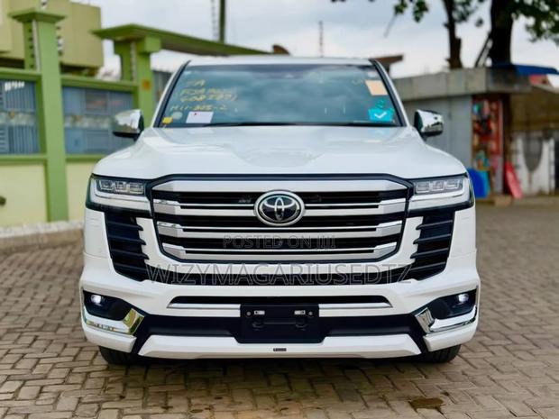Toyota Land Cruiser LC300 2024 White