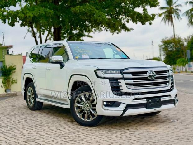 Toyota Land Cruiser LC300 2024 White