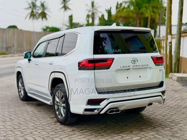 Toyota Land Cruiser LC300 2024 White