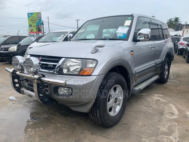 Mitsubishi Pajero 2000 Silver