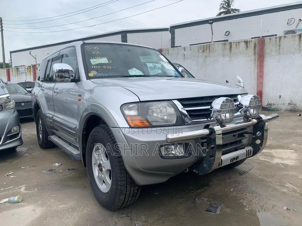 Mitsubishi Pajero 2000 Silver
