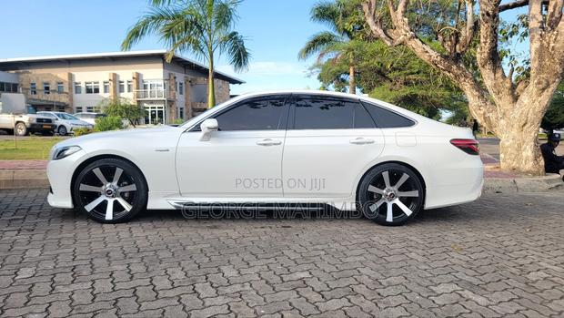 Toyota Crown 2018 White