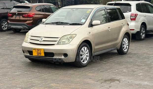 Toyota IST 2004 Gold