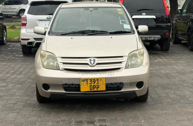 Toyota IST 2004 Gold