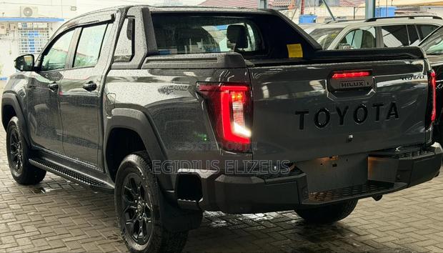 New Toyota Hilux 2025 Gray