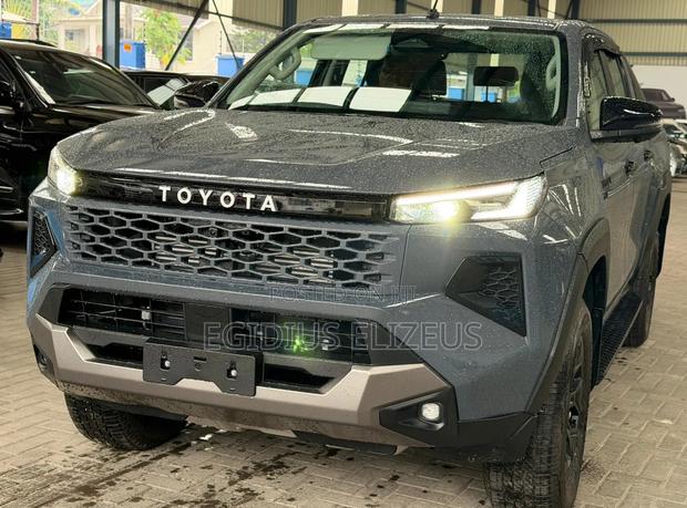 New Toyota Hilux 2025 Gray