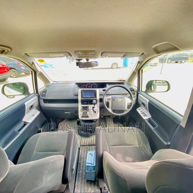 Toyota Noah 2.0 158hp AWD (7 Seater) 2012 White