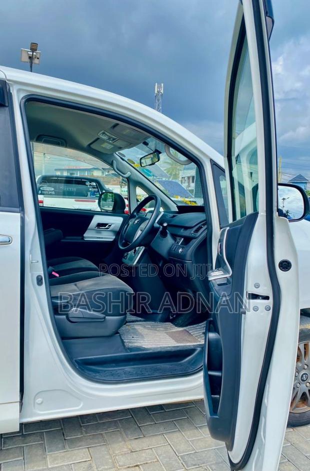Toyota Noah 2.0 158hp AWD (7 Seater) 2012 White