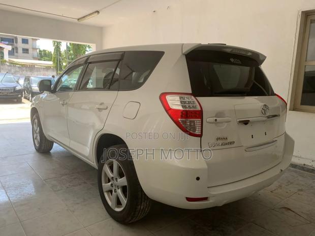 Toyota Vanguard 2010 White