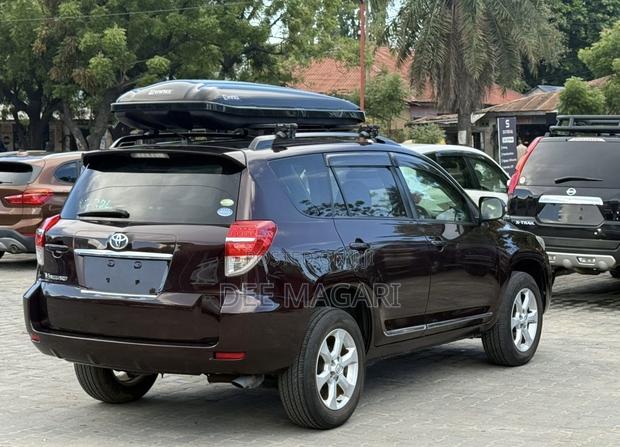 Toyota Vanguard 2010 Red
