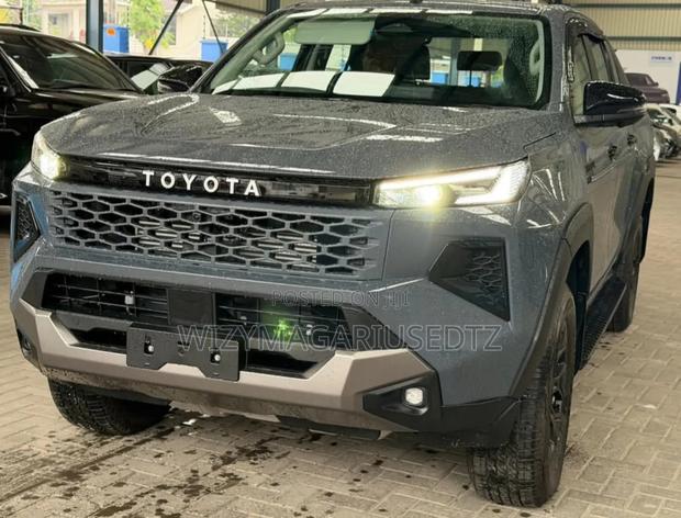 Toyota Hilux 2025 Gray
