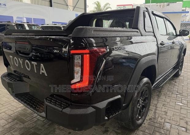 New Toyota Hilux 2025 Black
