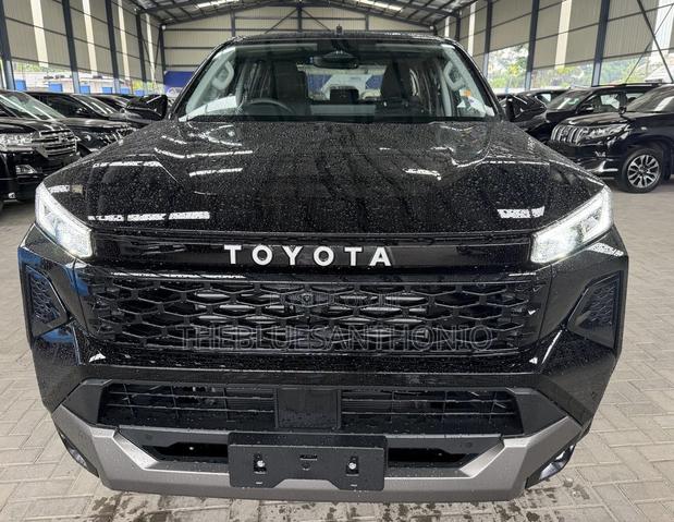 New Toyota Hilux 2025 Black