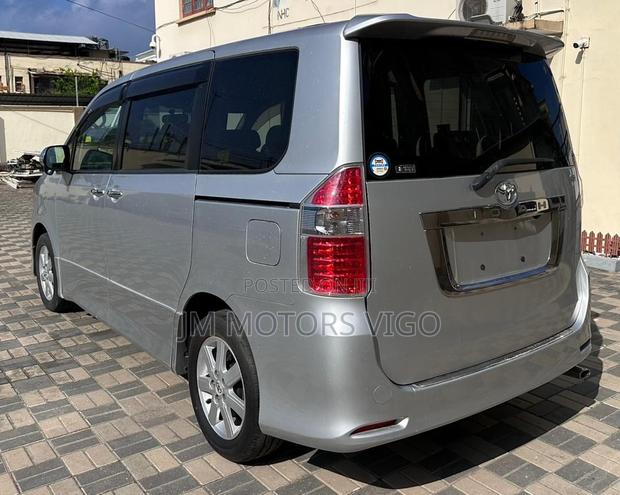 Toyota Noah 2009 Silver