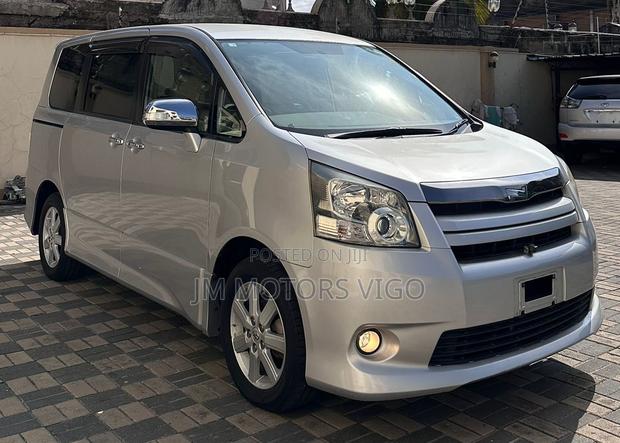 Toyota Noah 2009 Silver