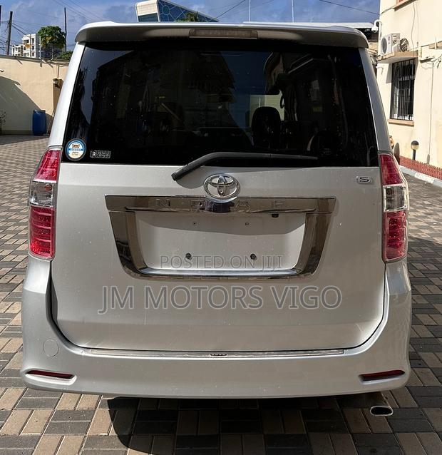 Toyota Noah 2009 Silver