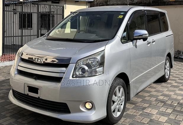 Toyota Noah 2.0 143hp FWD (8 Seater) 2008 Silver