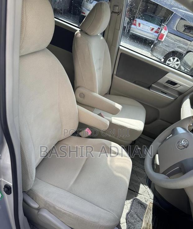 Toyota Noah 2.0 143hp FWD (8 Seater) 2008 Silver