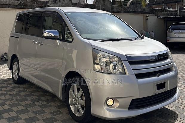 Toyota Noah 2.0 143hp FWD (8 Seater) 2008 Silver