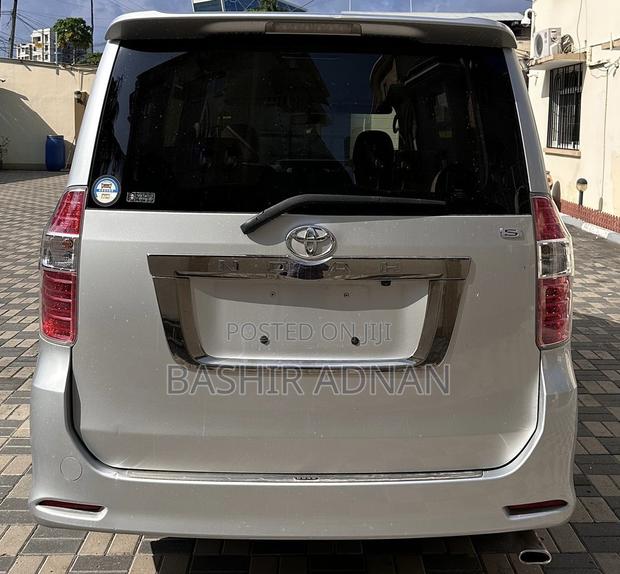 Toyota Noah 2.0 143hp FWD (8 Seater) 2008 Silver
