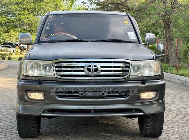 Toyota Land Cruiser 2000 Gray