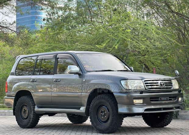 Toyota Land Cruiser 2000 Gray