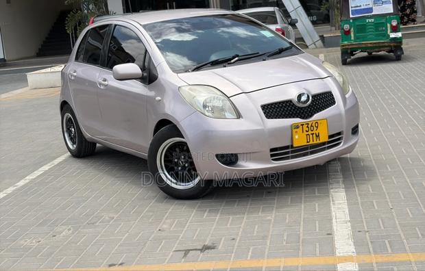 Toyota Vitz 2009 Silver