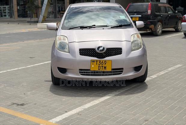Toyota Vitz 2009 Silver