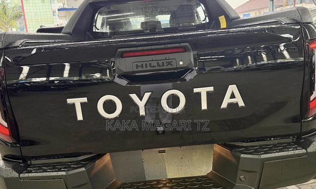 New Toyota Hilux 2025 Black