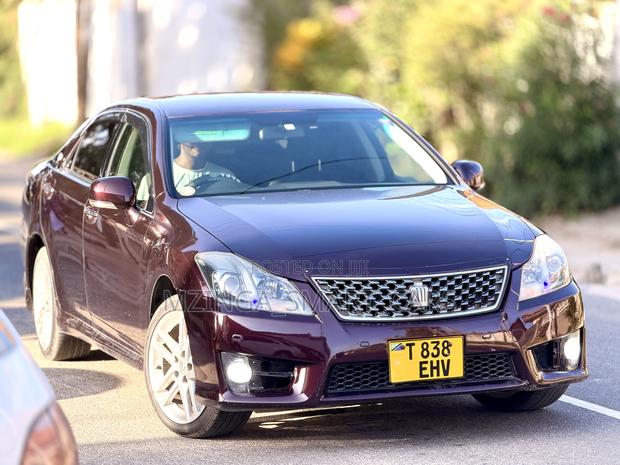 Toyota Crown 2011 Maroon
