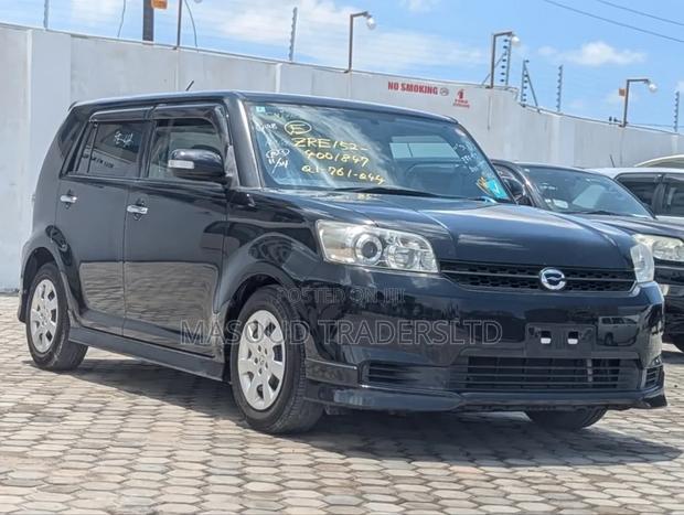 Toyota Corolla Rumion Hatchback 1.8 AWD 2012 Black