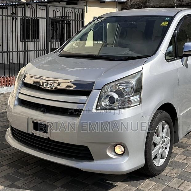 Toyota Noah 2009 Silver