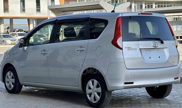 Toyota Passo Sette 2009 Silver