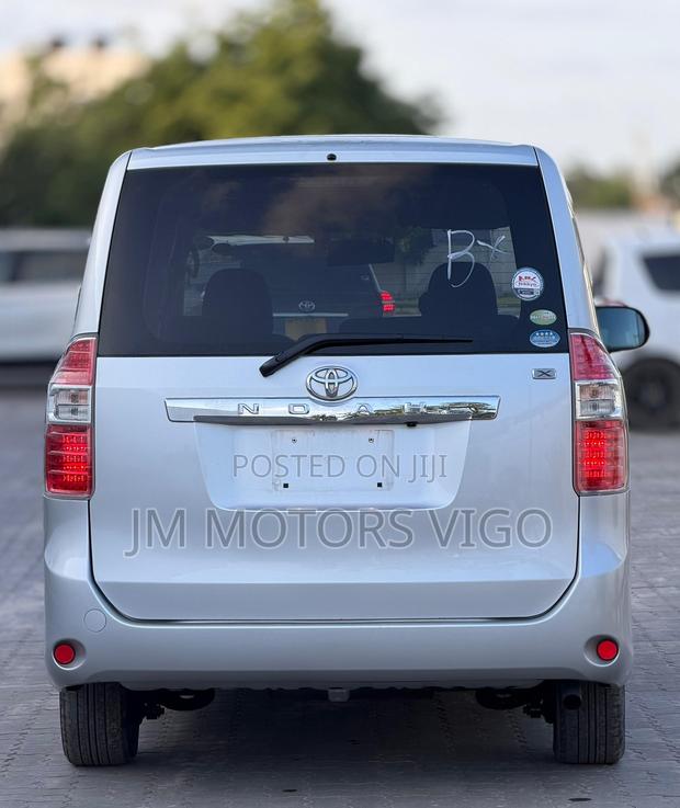 Toyota Noah 2008 Silver