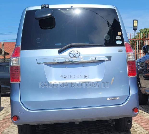 Toyota Noah 2009 Blue