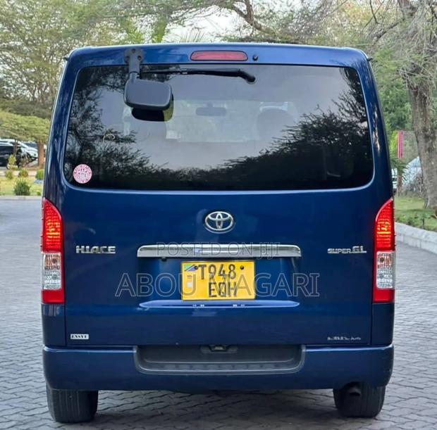 Toyota HiAce 2009 Blue