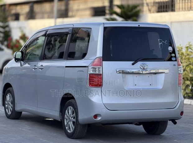Toyota Noah 2008 Silver