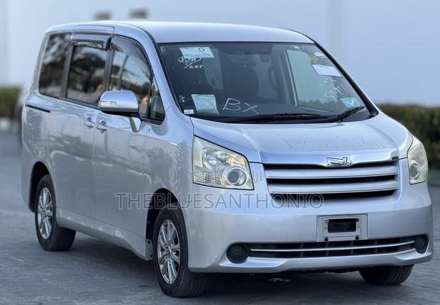 Toyota Noah 2008 Silver