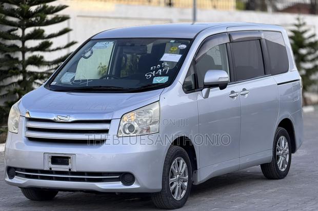Toyota Noah 2008 Silver