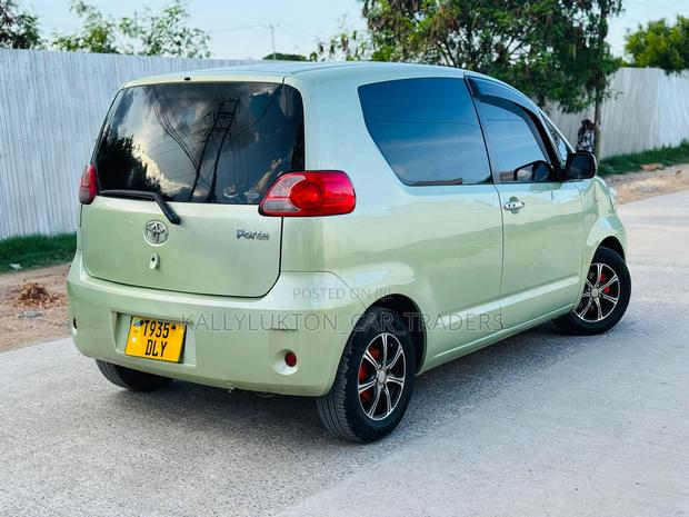 Toyota Porte 2004 Green