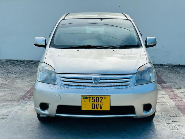 Toyota Raum 2005 Silver