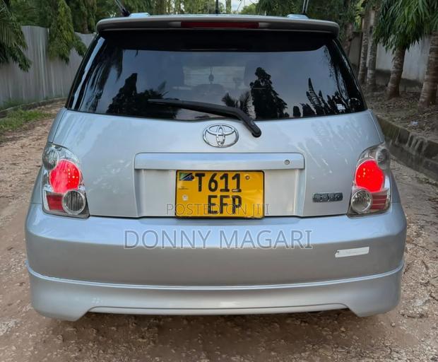 Toyota IST 2004 Silver