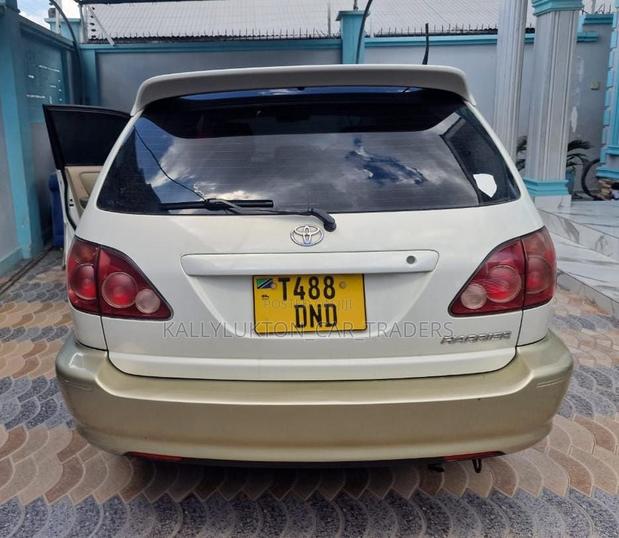 Toyota Harrier 2005 White