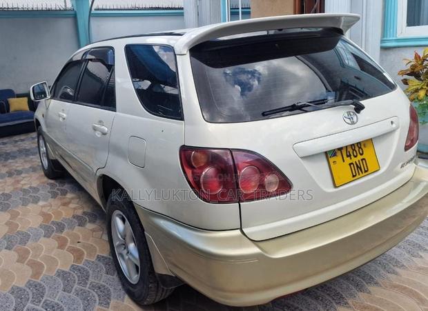 Toyota Harrier 2005 White