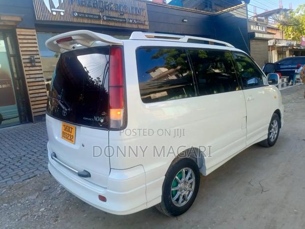 Toyota Noah 2003 White
